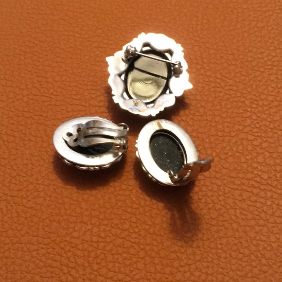 Whiting and Davis Cameo Brooch and Earrings - Picture 3 of 4